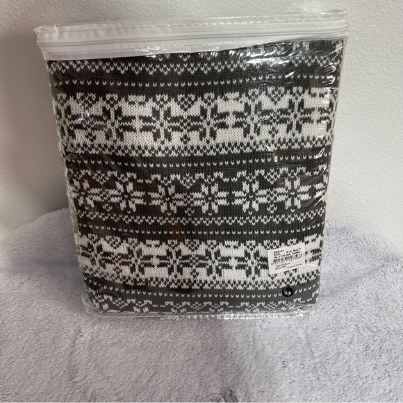 NWT Snowflake Throw Blanket - Picture 2 of 4